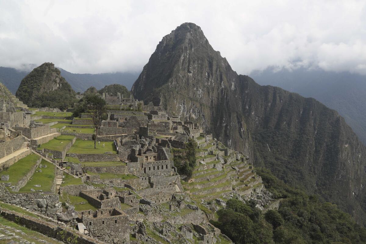 ARCHIVO - El sitio arqueológico de Machu Picchu vacío de turistas debido al cierre durante la pandemia de COVID-19