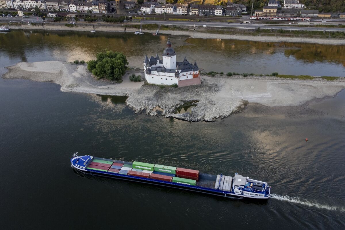 Un buque de carga pasa junto al castillo de Pfalzgrafenstein en medio del río Rin en Kaub, Alemania, el 12 de agosto del 2022. (AP Foto/Michael Probst)