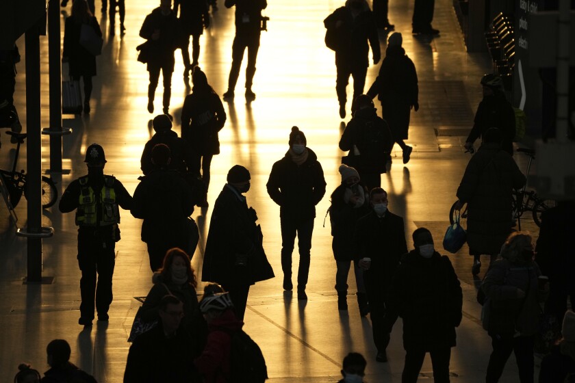 Personas caminan por la estación de trenes Waterloo en Londres durante la hora pico matutina, el lunes 29 de noviembre de 2021. (AP Foto/Matt Dunham)