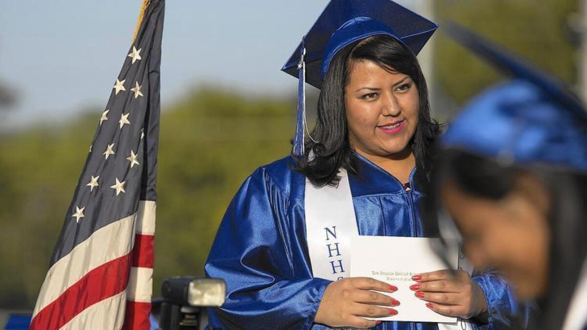 Clarisa Ortega espera su turno para aceptar su diploma en su ceremonia de graduación de North Hollywood High.