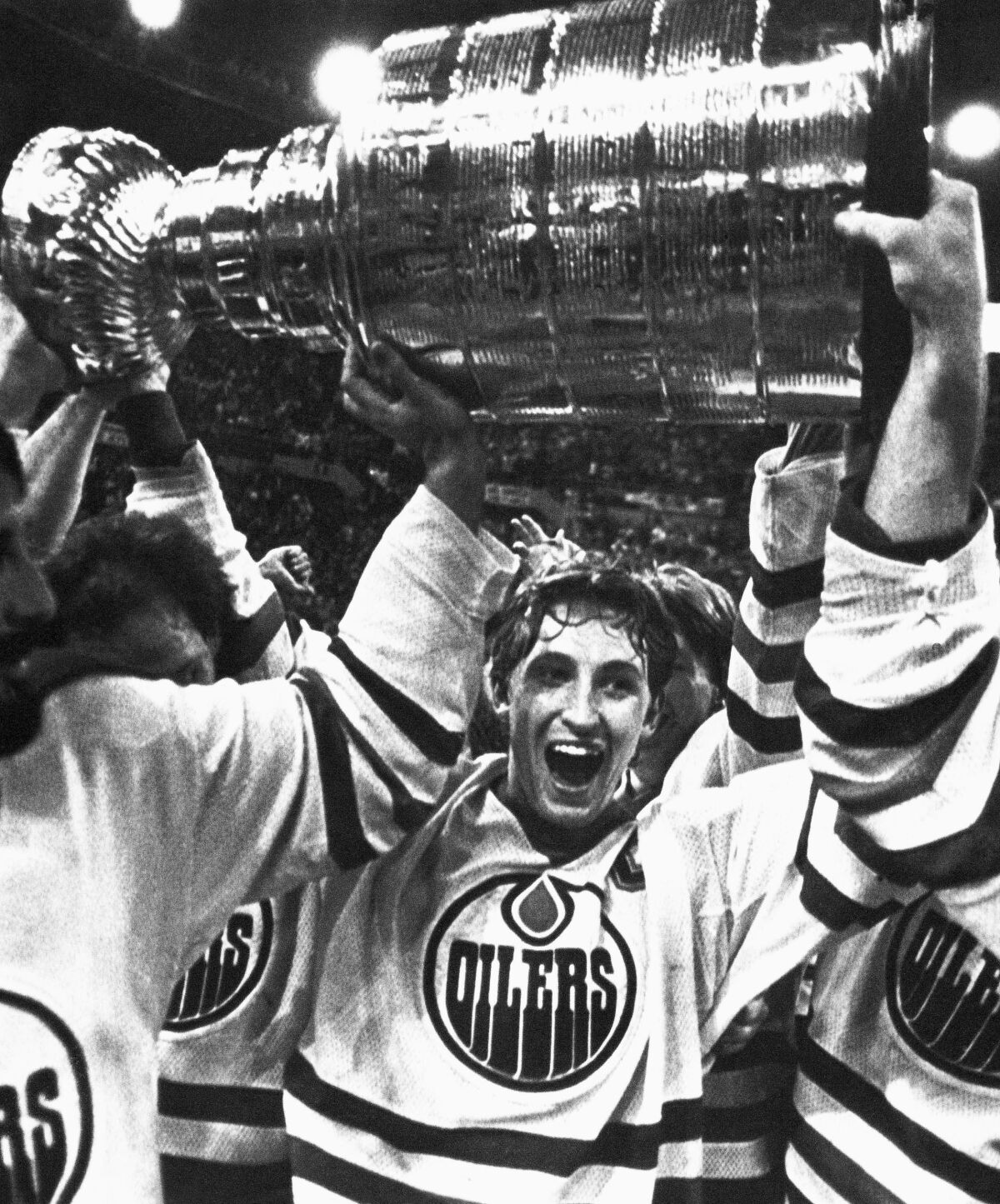 Wayne Gretzky, Edmonton Oilers'ın New York Islanders'a karşı kazandığı zaferin ardından Stanley Kupası ile kutlama yapıyor.