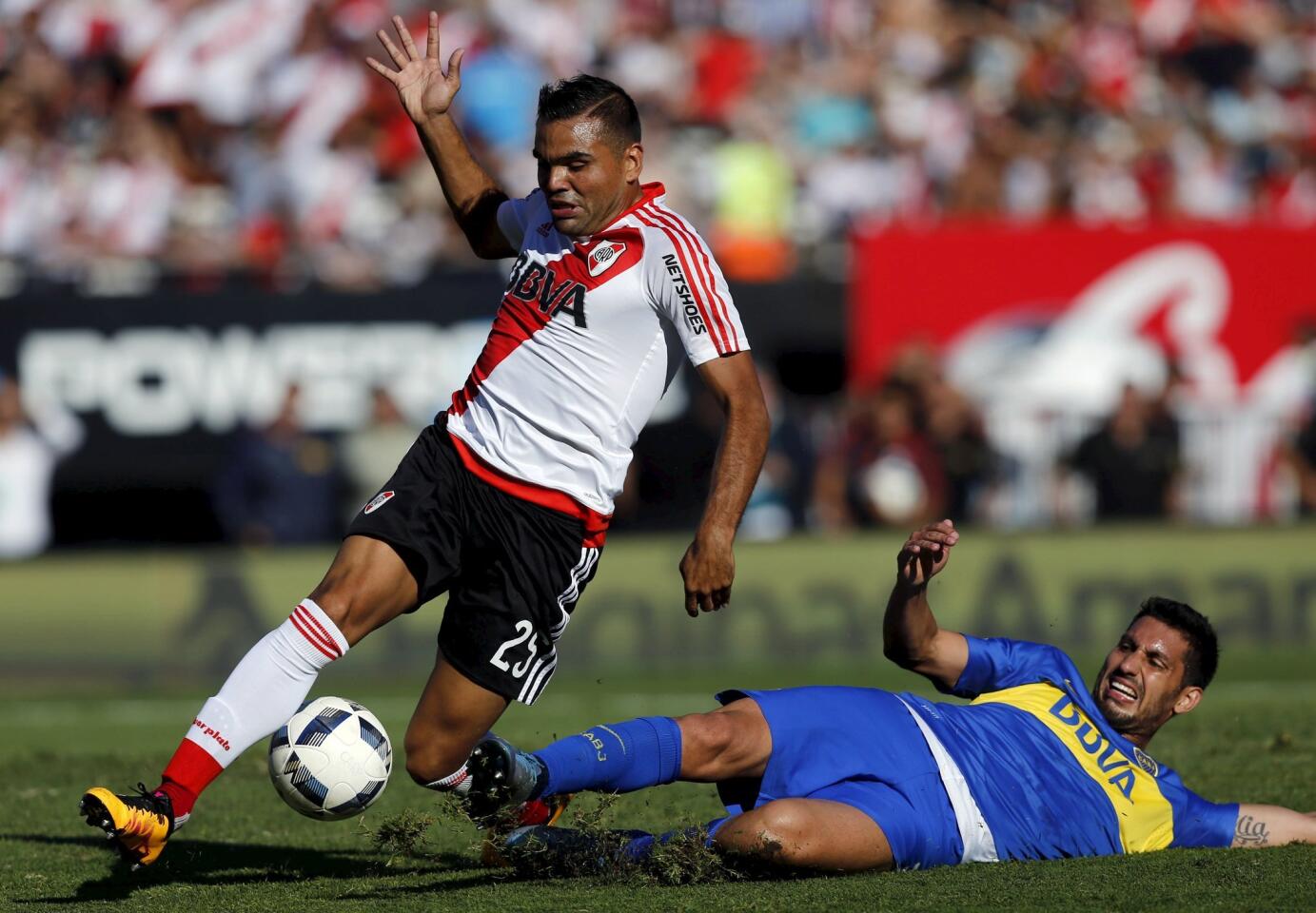 Football Soccer - River Plate vs Boca Juniors - Argentine First Division - Antonio Liberti stadium, Buenos Aires, Argentina 6/3/16. River Plate's Gabriel Mercado in action against Boca Juniors' Jonathan Silva. REUTERS/Marcos Brindicci ** Usable by SD ONLY **