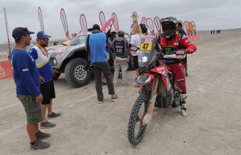 El argentino Kevin Benavides llega al punto de control de tiempos tras culminar la octava etapa del Rally Dakar 2019, entre San Juan de Marcona y Pisco (Perú) . EFE