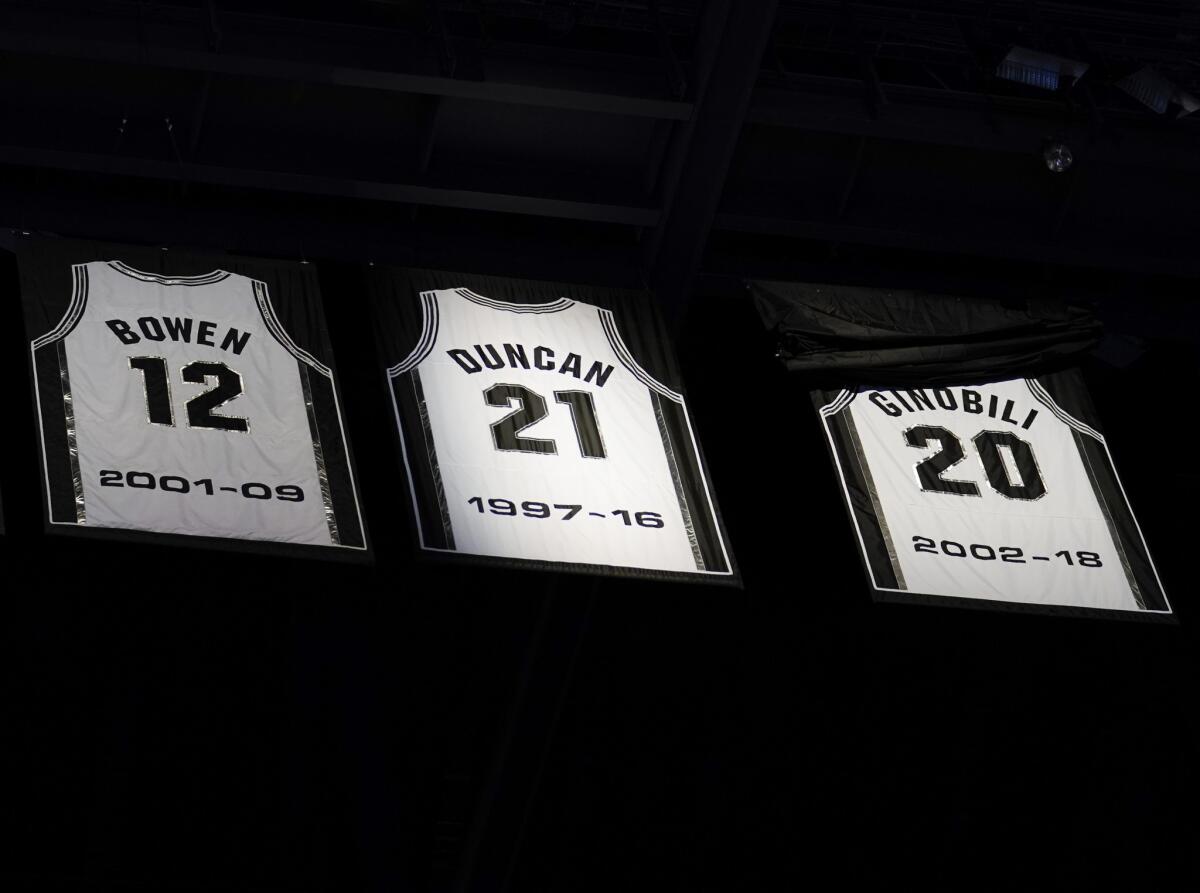 Una camiseta gigante, con el número 20 del argentino Manu Ginóbili, es develada en el AT&T Center, tras el partido del jueves 28 de marzo de 2019, ante los Cavaliers de Cleveland