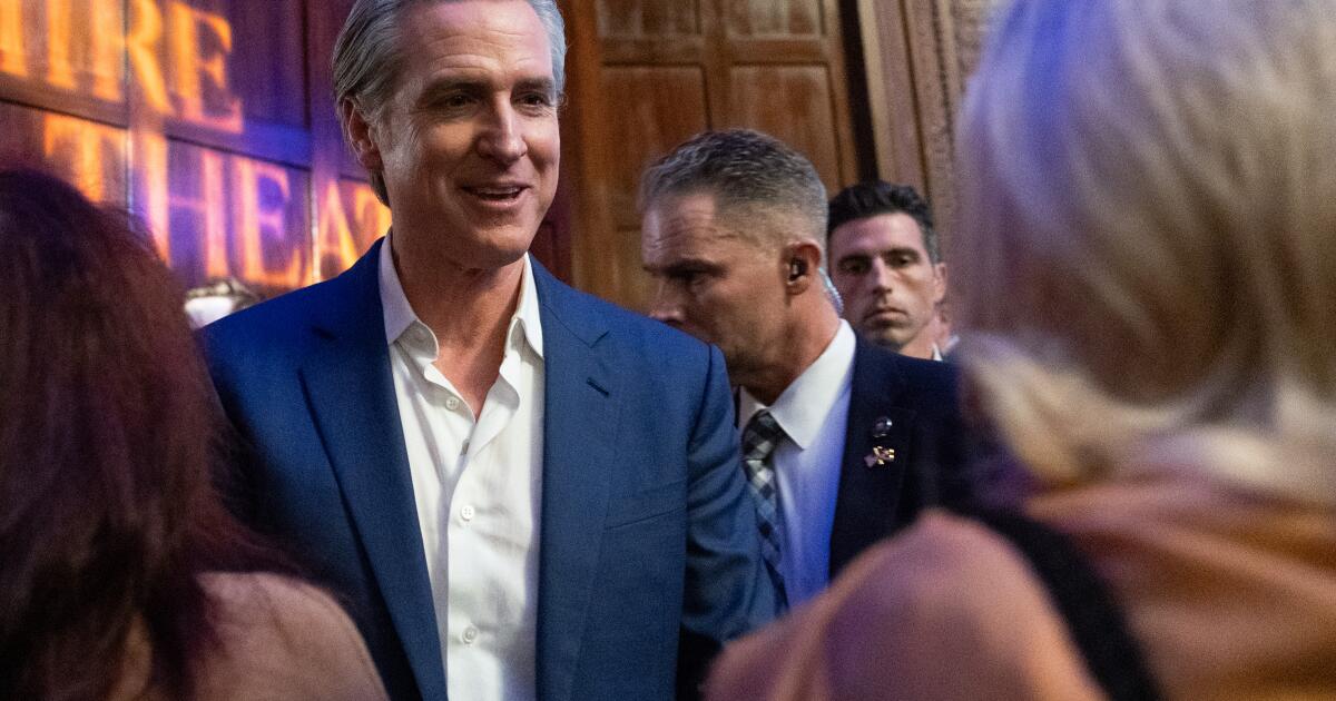 Comentário: Irã, Israel, lontras de estimação e gel para cabelo. A turnê do livro de Gavin Newsom termina em Los Angeles