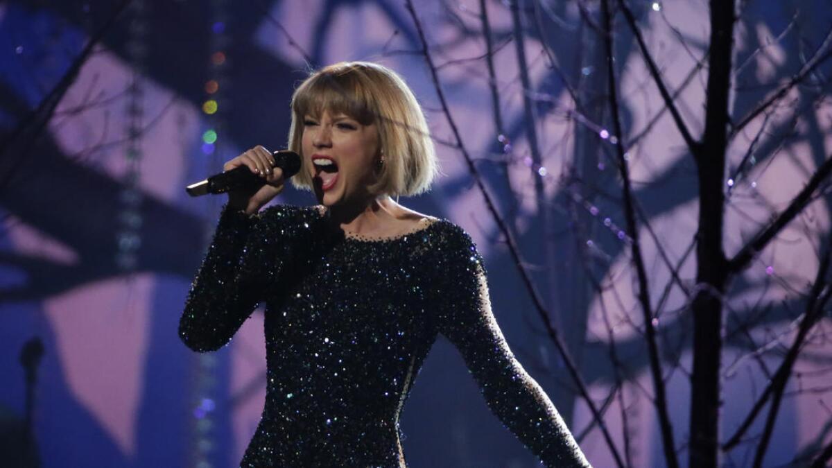 La cantautora Taylor Swift, durante su actuación en la entrega de los Premios Grammy de 2016, ha realizado varios giros de carrera inteligentes durante la década siguiente al lanzamiento de su debut, “Taylor Swift”, en 2006.