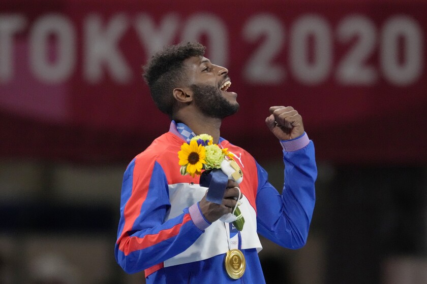 El cubano Andy Cruz festeja durante la ceremonia de premiación de los Juegos Olímpicos de Tokio, 