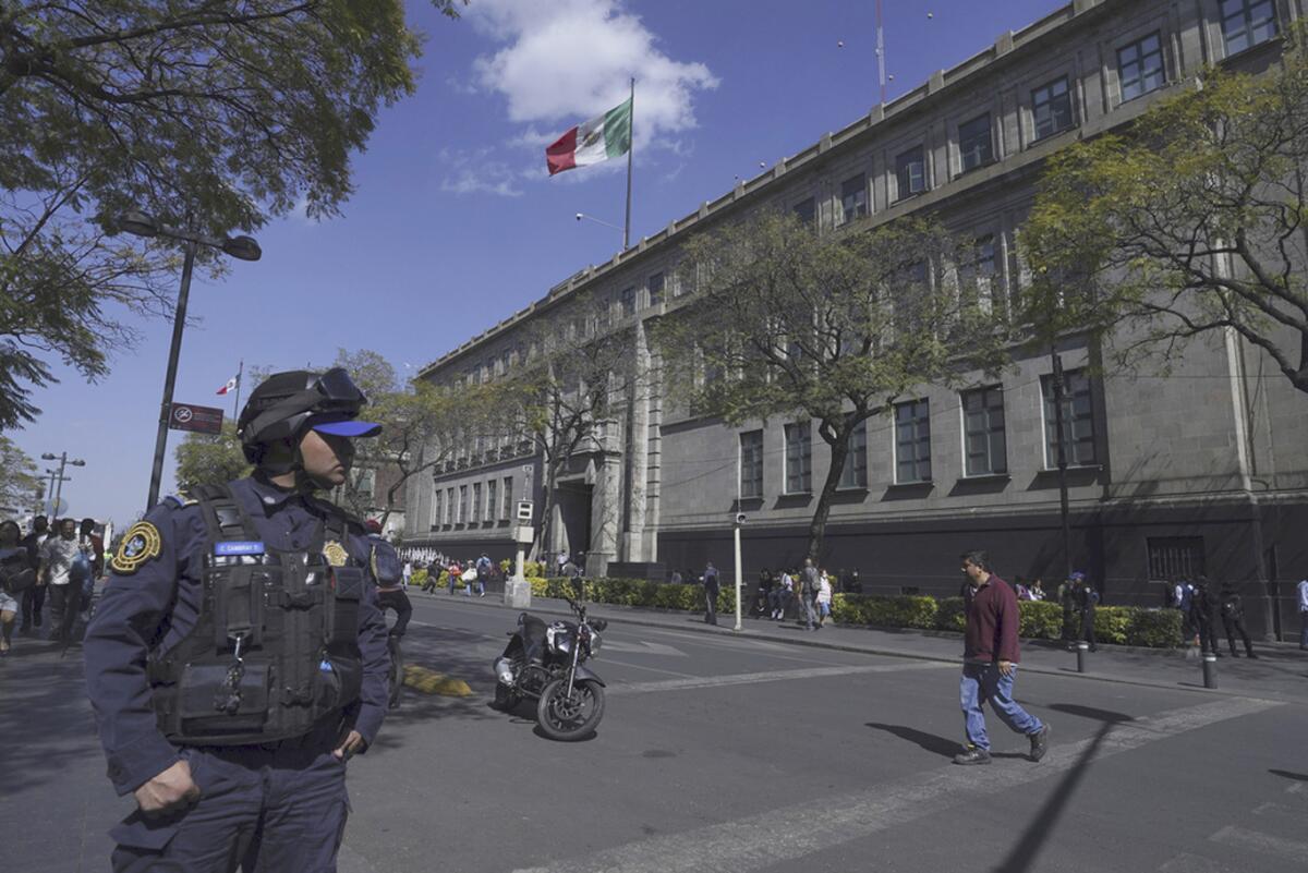 ARCHIVO - Un oficial de policía custodia el edificio de la Suprema Corte de Justicia