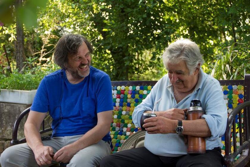 Fotografía sin fecha específica cedida por la productora K&S Films hoy que muestra al director serbio Emir Kusturica (i) durante una charla con el expresidente de Uruguay José Mujica (d), en un banco del jardín de la chacra de Mujica, en Montevideo (Uruguay). EFE