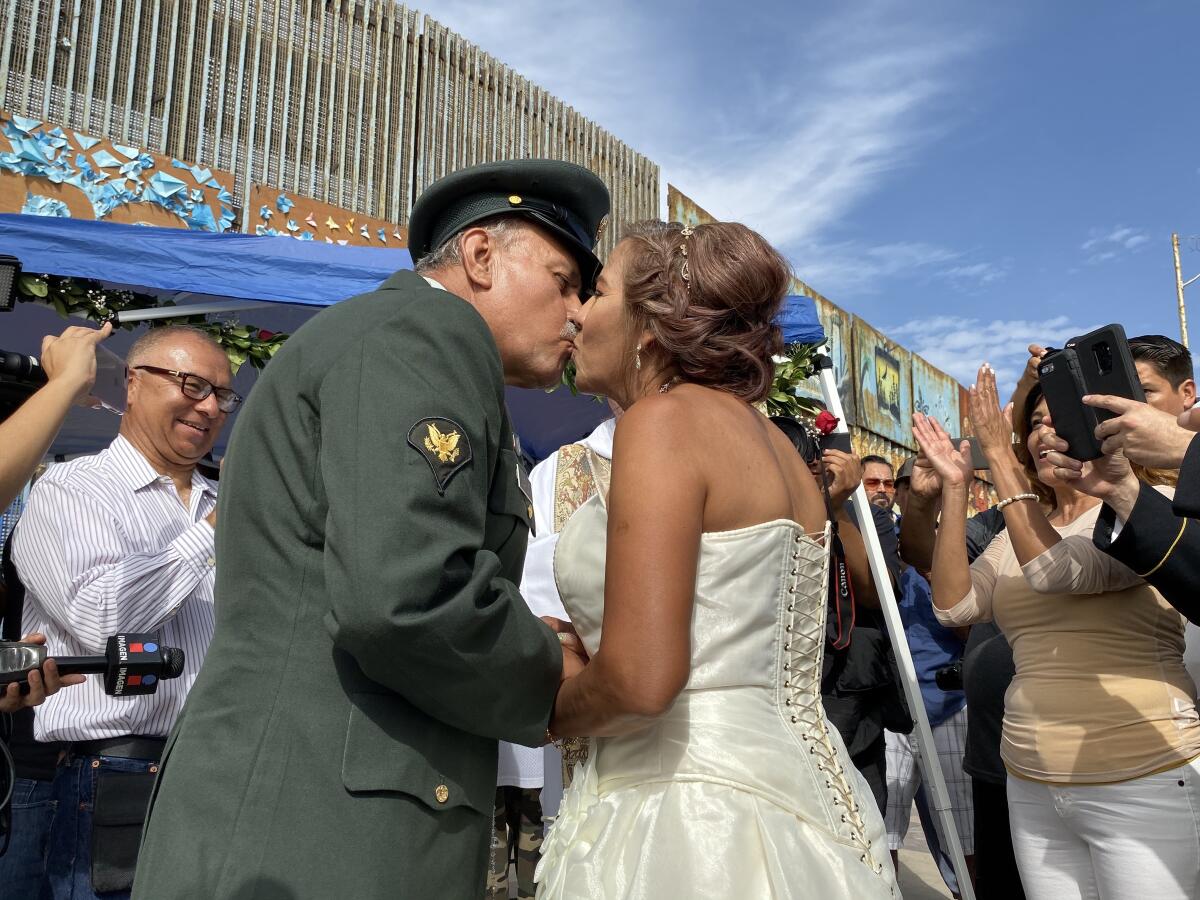 José Francisco López-Moreno, 74, besa a su esposa Florinda Mercado, 64, en una ceremonia realizada en el Parque de la Amistad de Playas de Tijuana, México, el domingo 22 de septiembre de 2019.