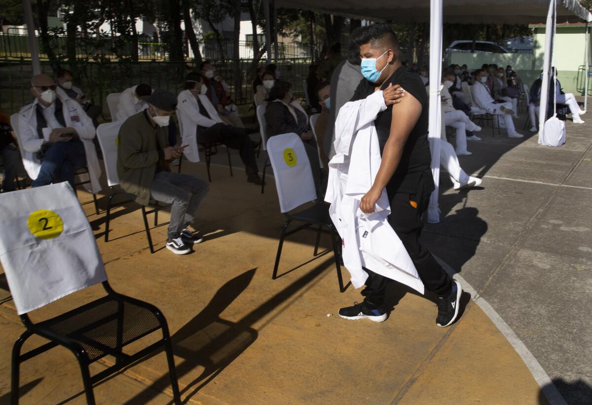 Un trabajador de la salud sostiene su brazo donde recibió una inyección de la vacuna Pfizer-BioNTech 