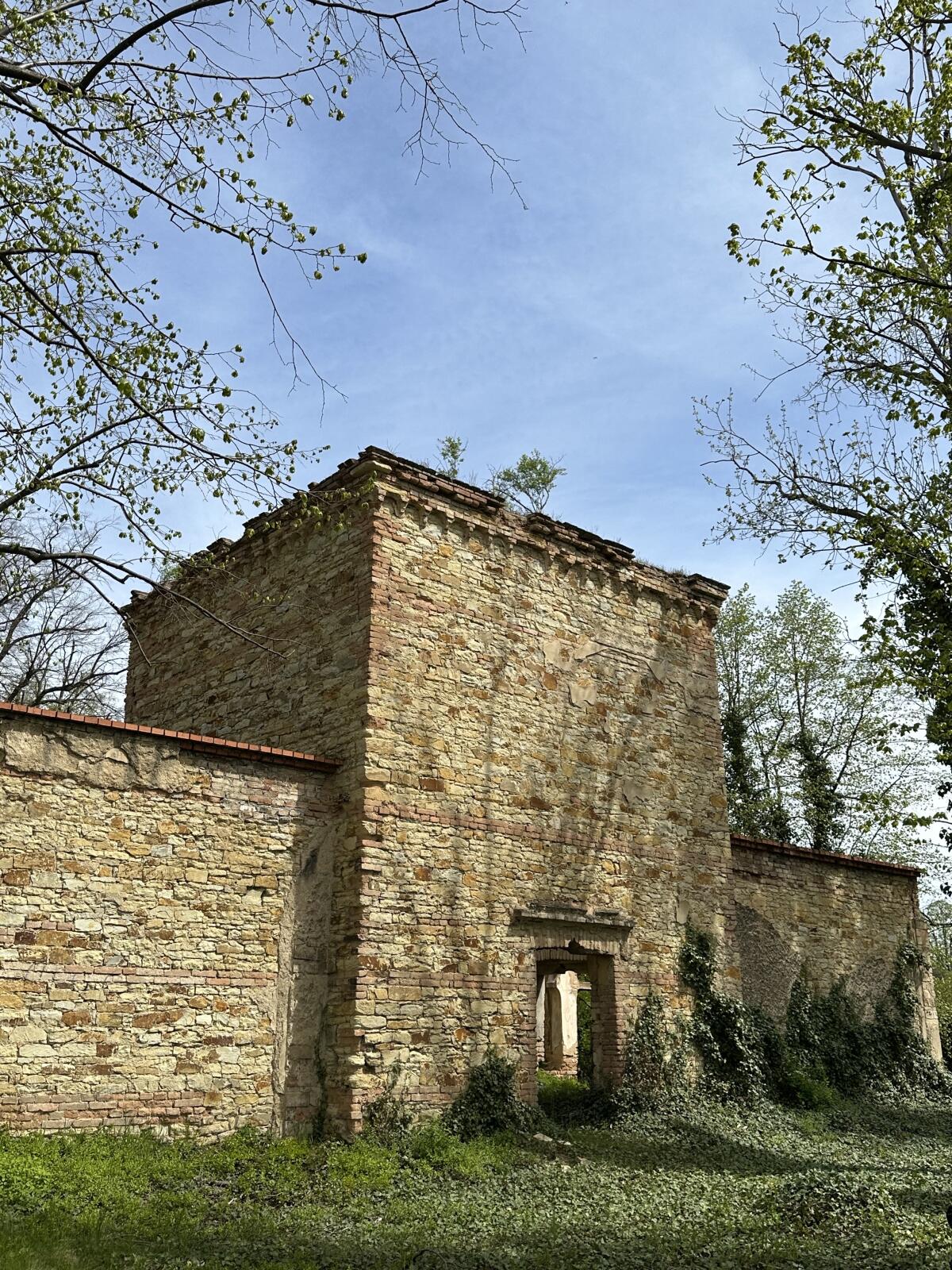 The chapel wall seen from the back.