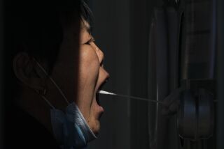 Archivo - Una mujer se somete a un frotis de garganta para uin examen de rutina para COVID-19 en un sitio de pruebas de coronavirus en Beijing, el domingo 9 de octubre de 2022. (AP Foto/Andy Wong, Archivo)