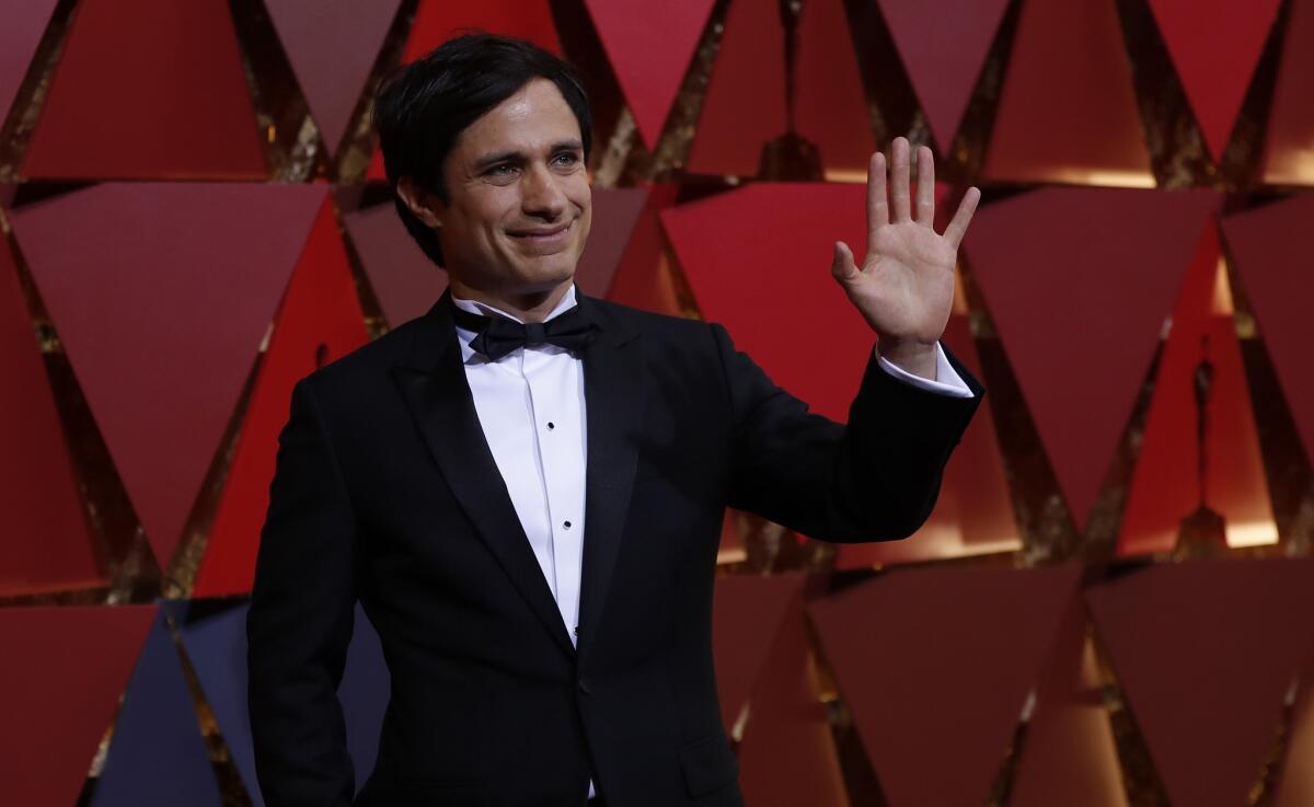 En medio de un evento del Oscar que fue mucho menos politico de lo que se esperaba, el mexicano Gael Garcia Bernal dio la cara por los inmigrantes de su pais.