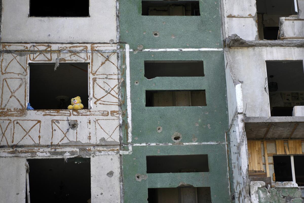 Un oso de felpa se ve en un edificio destruido por ataques en Chernígov, Ucrania, 