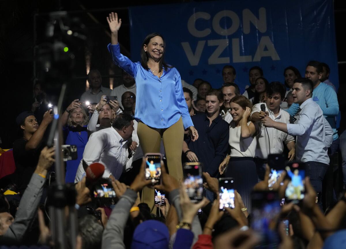 La aspirante opositora María Corina Machado, en el centro, festeja con sus seguidores 