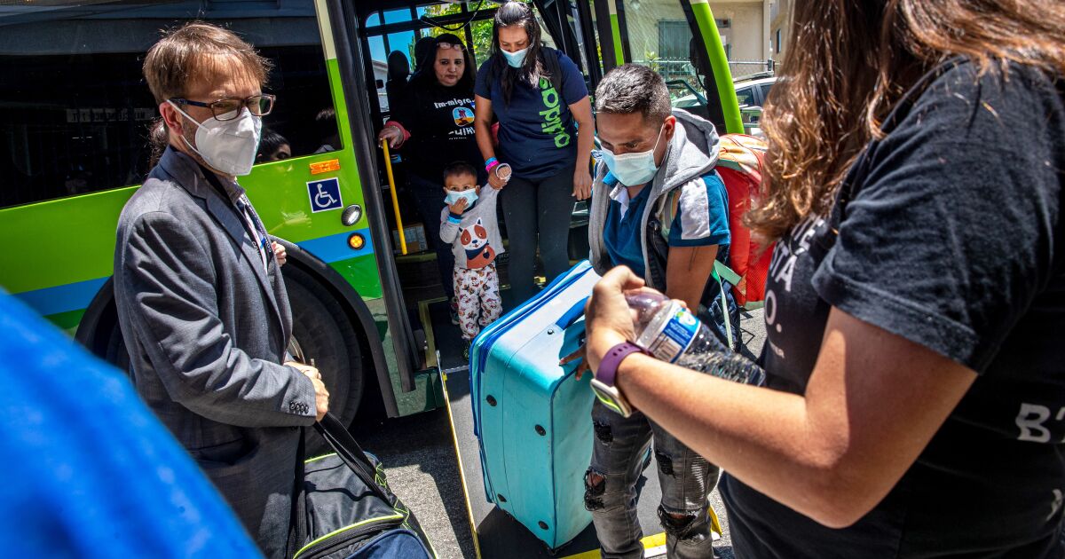 Bus carrying 36 migrants arrives in Los Angeles from Texas Bus carrying 36 migrants arrives in Los Angeles from Texas