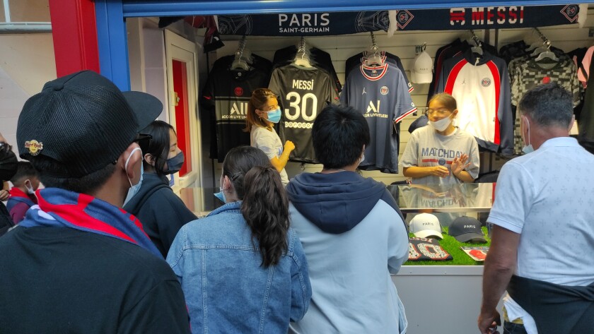 La Messimanía llegó para quedarse en París, donde conseguir la playera del argentino es casi imposible.