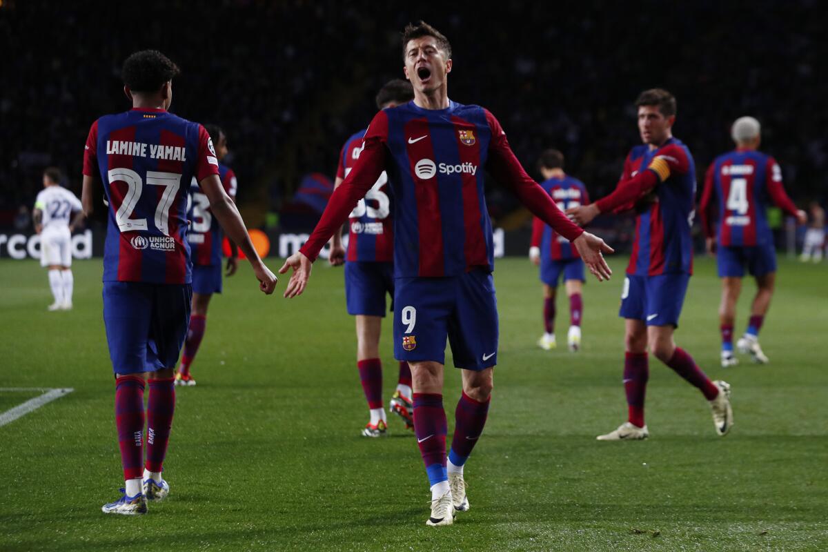 ARCHIVO . Robert Lewandowski, de Barcelona, celebra un gol de su equipo en partido de la Liga de Campeones. Barcelona FC 