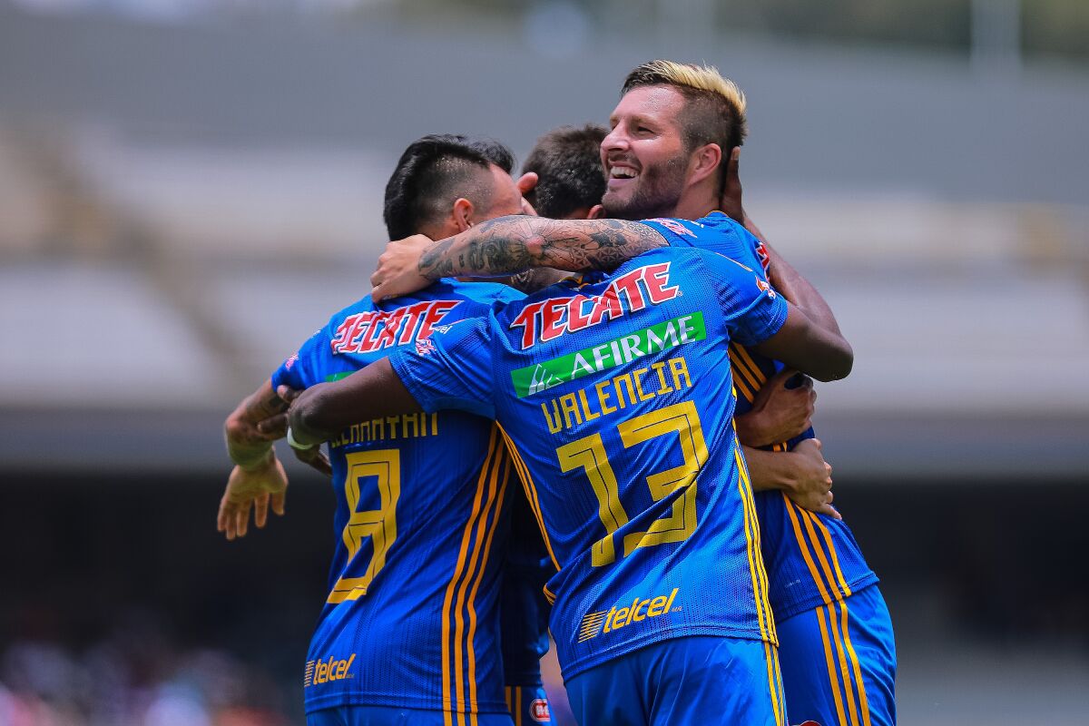 MEXICO CITY, MEXICO - AUGUST 04: Andre-Pierre Gignac #10 of Tigres celebrates with teammates after scoring the first goal of his team during the 3rd round match between Pumas UNAM and Tigres UANL as part of the Torneo Apertura 2019 Liga MX at Olimpico Universitario Stadium on August 04, 2019 in Mexico City, Mexico. (Photo by Manuel Velasquez/Getty Images) ** OUTS - ELSENT, FPG, CM - OUTS * NM, PH, VA if sourced by CT, LA or MoD **