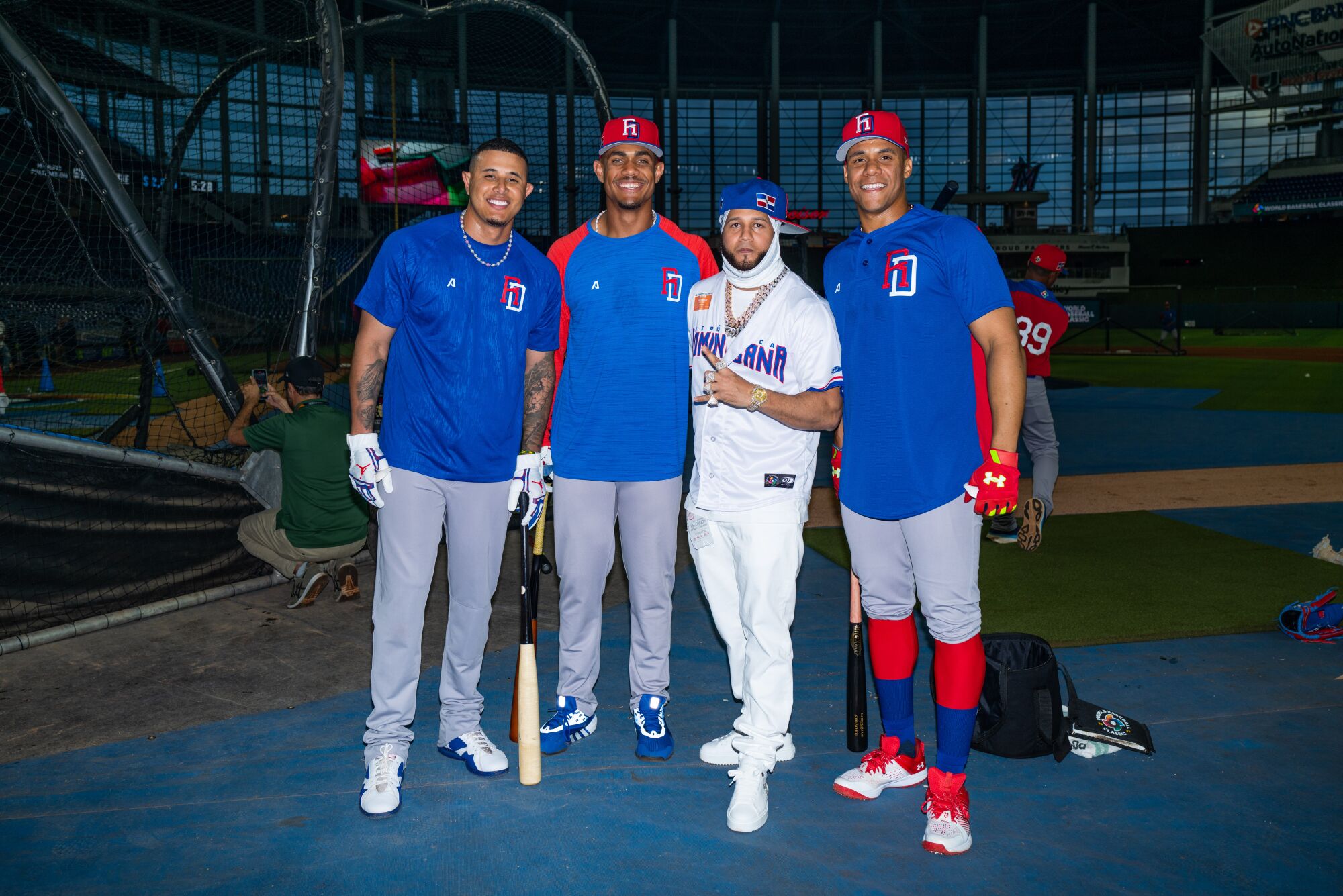 El cantante dominicano El Alfa posa junto a los peloteros boricuas Julio Rodríguez,