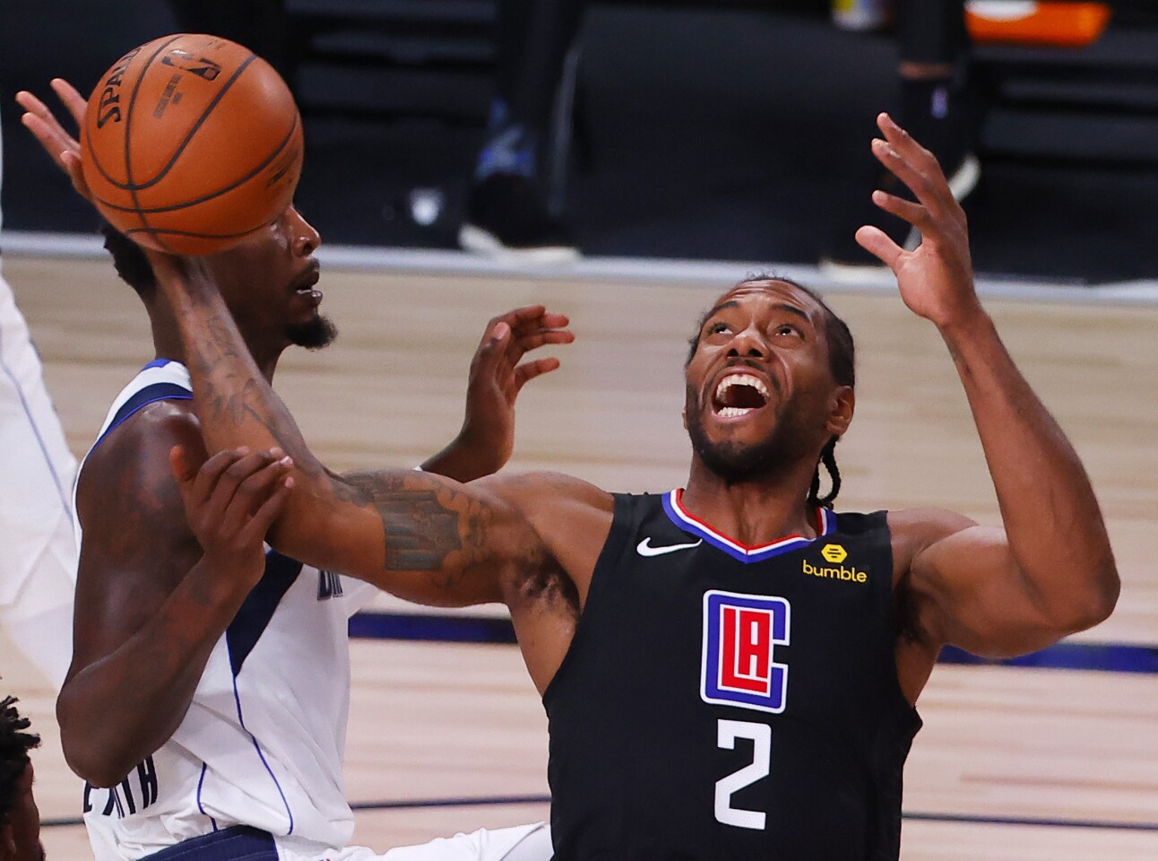 Los Angeles Clippers' Kawhi Leonard (2) loses a rebound against Dallas Mavericks' Dorian Finney-Smith.