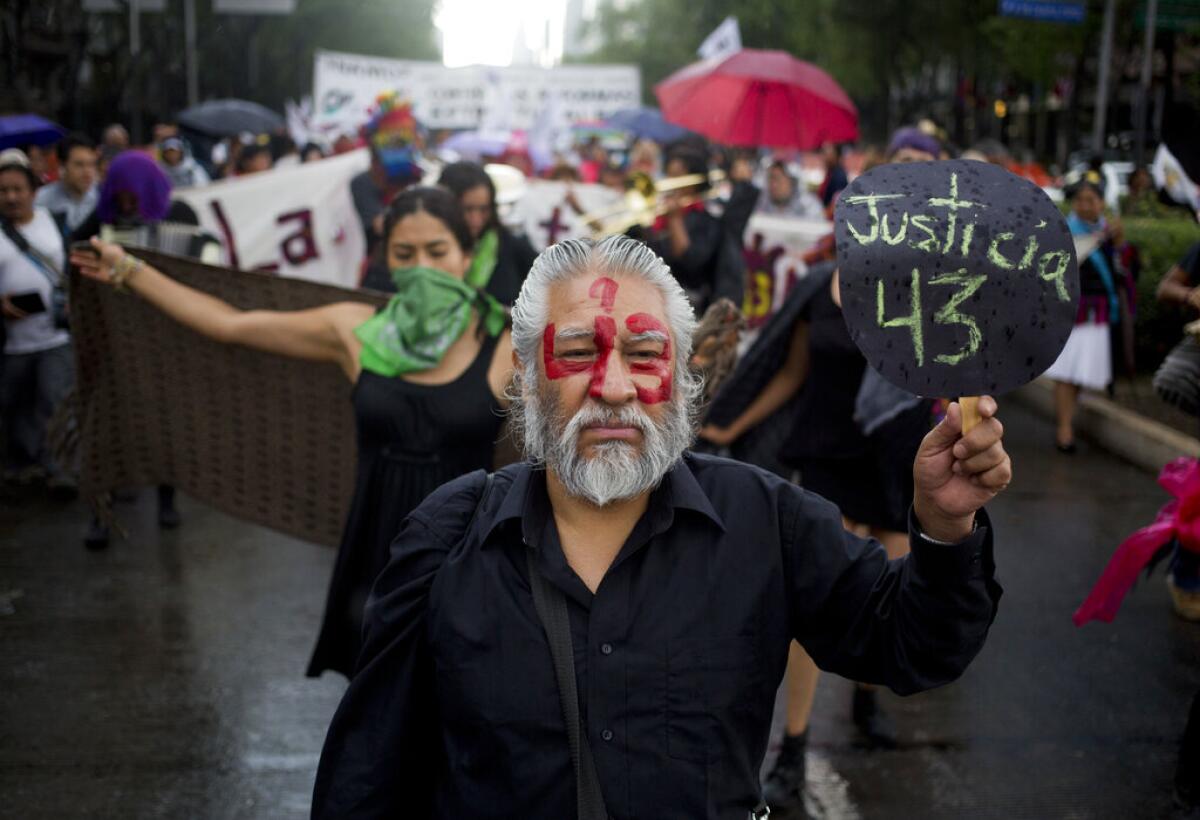 ARCHIVO - Un manifestante, con el número 43 pintado en su rostro 