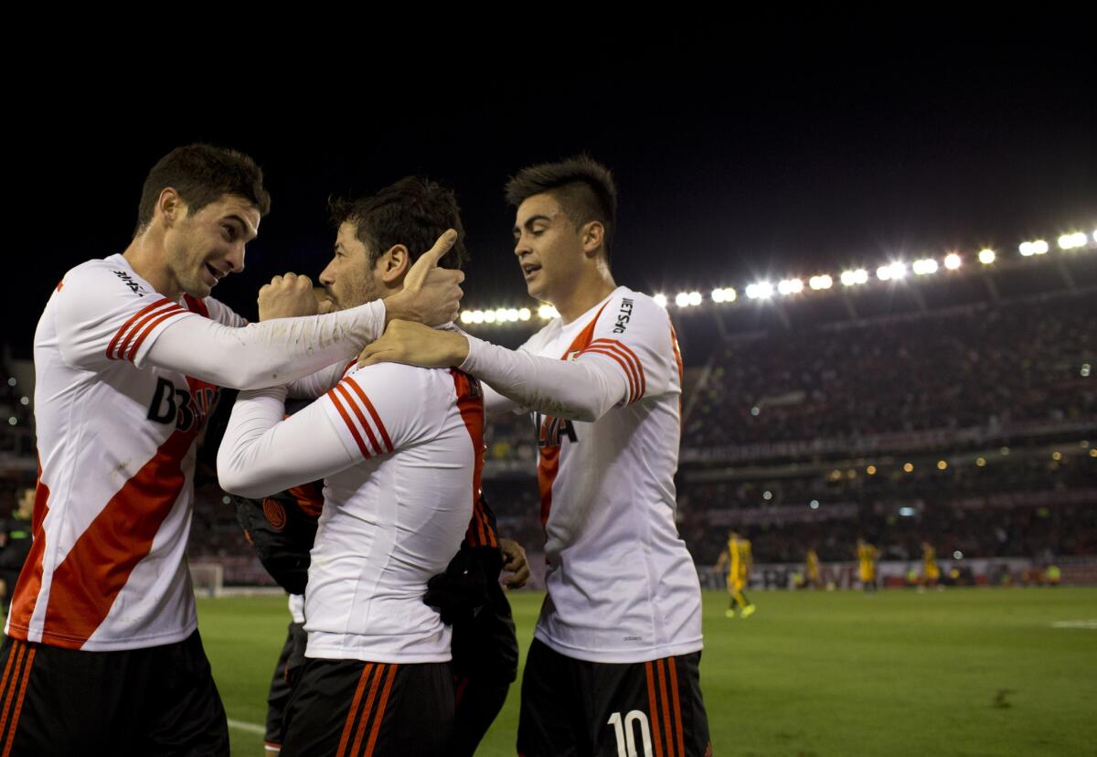 Rodrigo Mora (c) es felicitado por Lucas Alario (i) y Gonzalo Martínez (d) tras anotar el segundo gol de River.
