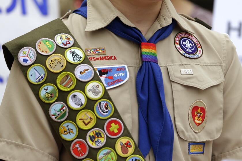ARCHIVO - Insignias de mérito y un pauelo con los colores del arcoíris en el uniforme de un nio explorador afuera de la sede de Amazon, en Seattle. (AP Foto/Ted S. Warren, Archivo)