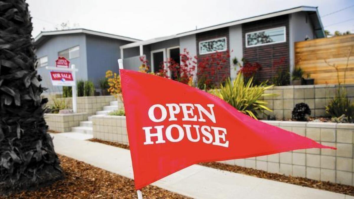 El frenético comienzo de la temporada inmobiliaria de primavera es impulsado por la escasez de viviendas en el mercado, las bajas tasas de interés y el crecimiento del empleo estable. Arriba, una propiedad en venta el año pasado, en Manhattan Beach.
