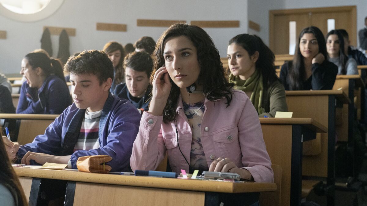 Lola Rodríguez as then-journalism student Valeria Vegas.
