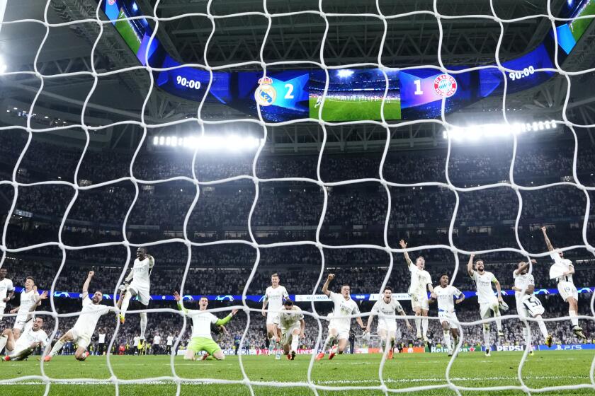 Los jugadores del Real Madrid festejan al concluir la semifinal de la Liga de Campeones ante el Bayern Múnich, el miércoles 8 de mayo de 2024 (AP Foto/Manu Fernández)
