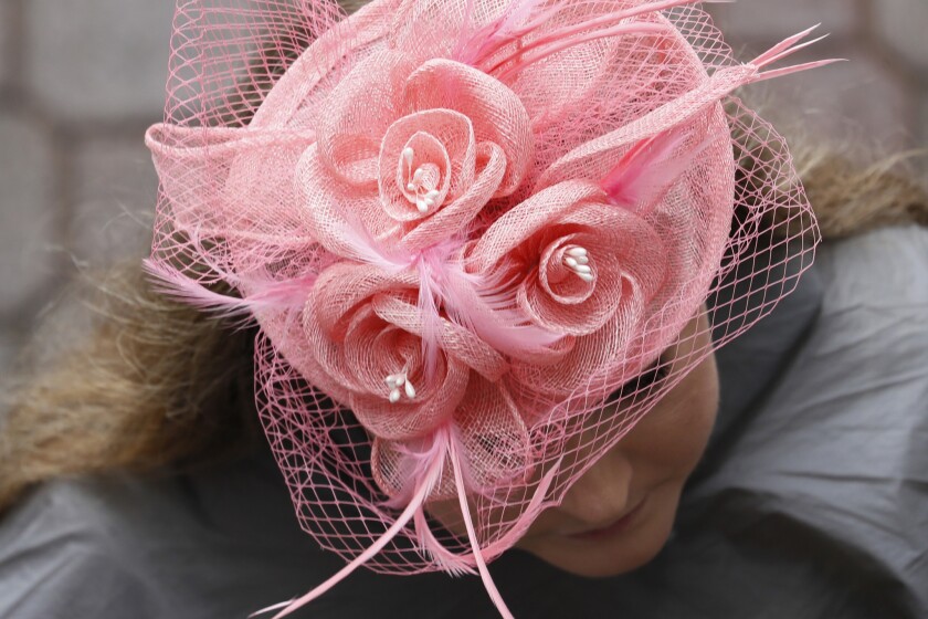  Une femme porte un chapeau lors de la 145e course de la course de chevaux Kentucky Derby à Churchill Downs le 4 mai 2019.