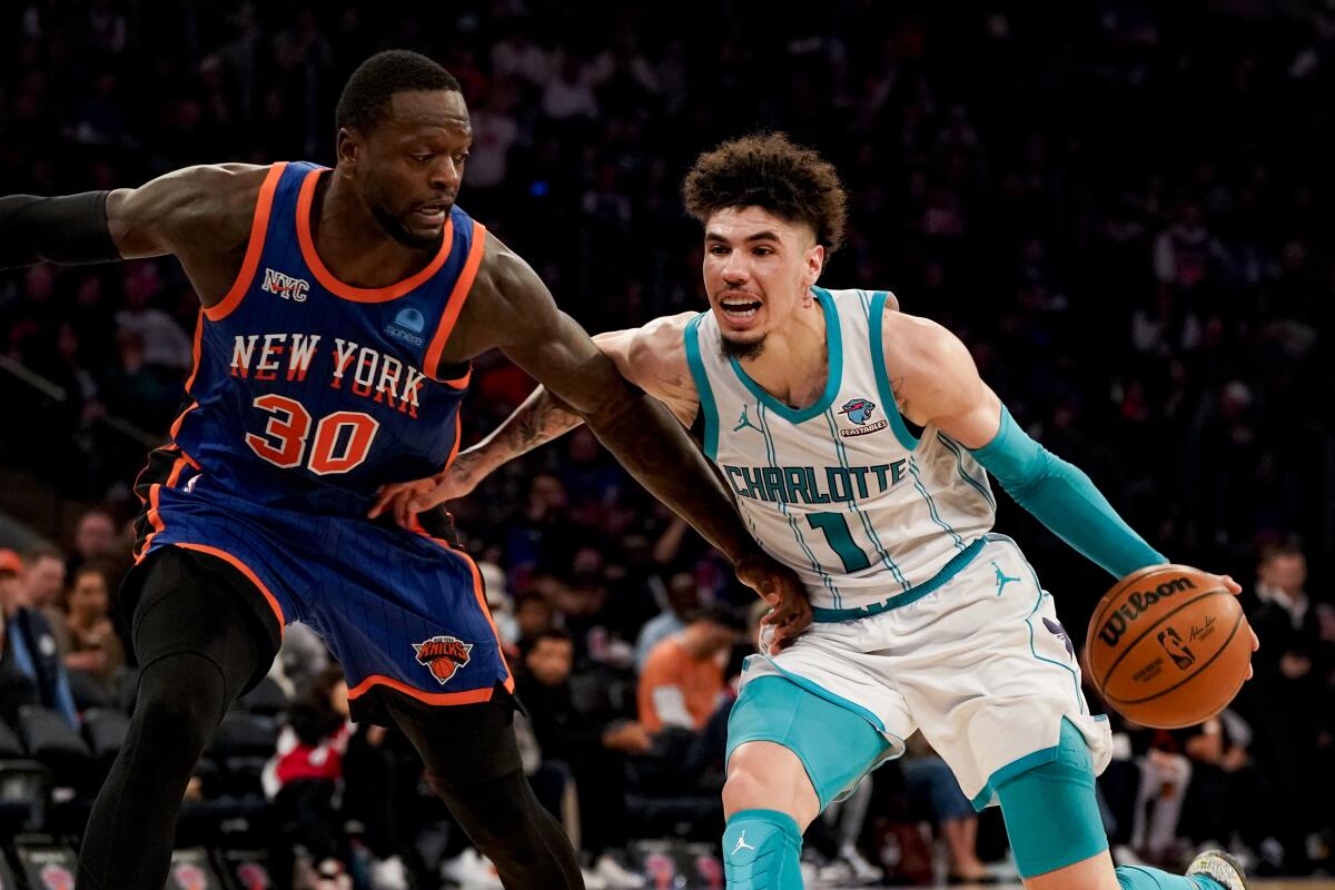 Le garde des Charlotte Hornets LaMelo Ball se dirige vers le panier contre l'attaquant des New York Knicks Julius Randle