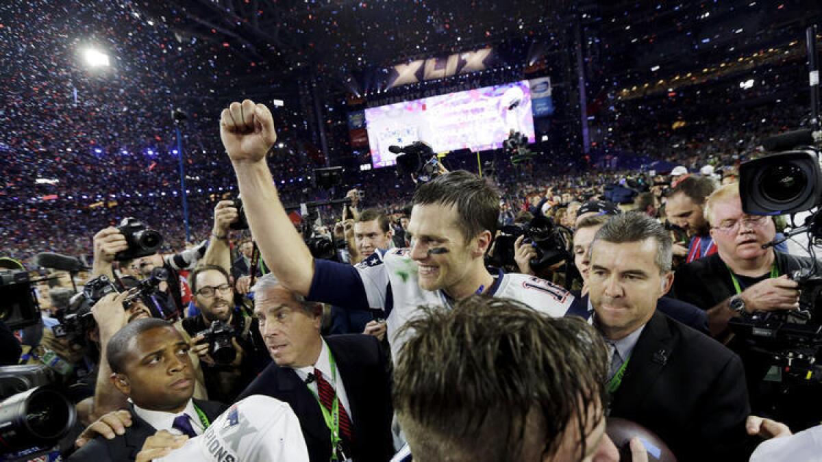 Tom Brady de los New England Patriots, celebra luego de que los Patriots ganaran el Super Bowl XLIX, en la Universidad de Phoenix, en Glendale, Arizona.