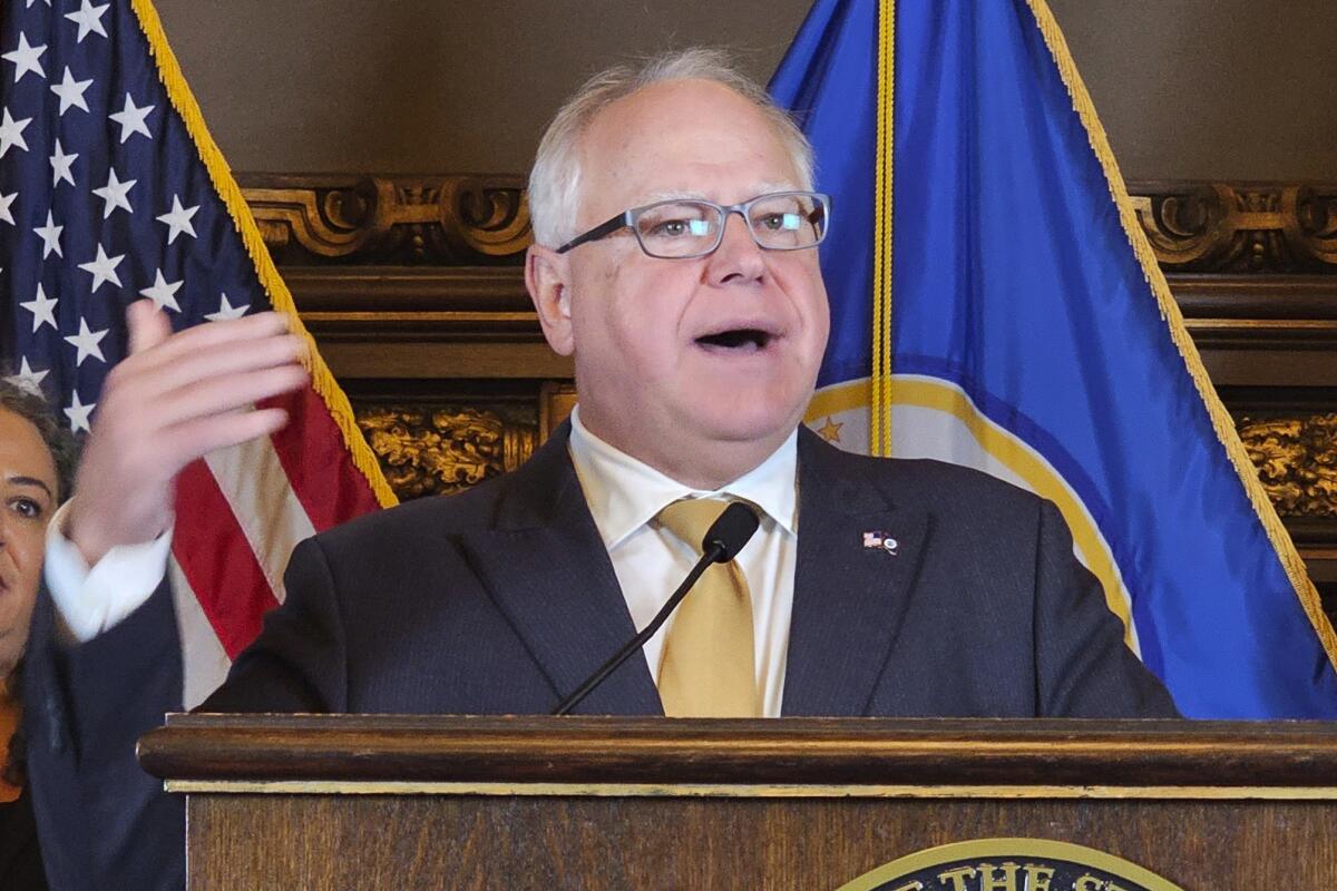 El gobernador demócrata de Minnesota, Tim Walz, habla en una conferencia 