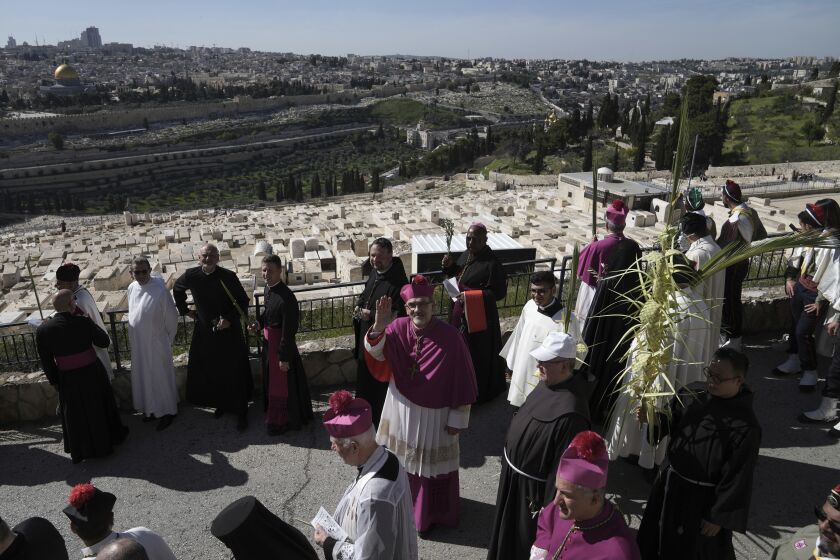 Pierbattista Pizzaballa, patriarca de Jerusalén (centro) en la procesión por el Domingo de Ramos en Jerusalén el 2 de abril de 2023.. (AP foto/Mahmoud Illean)