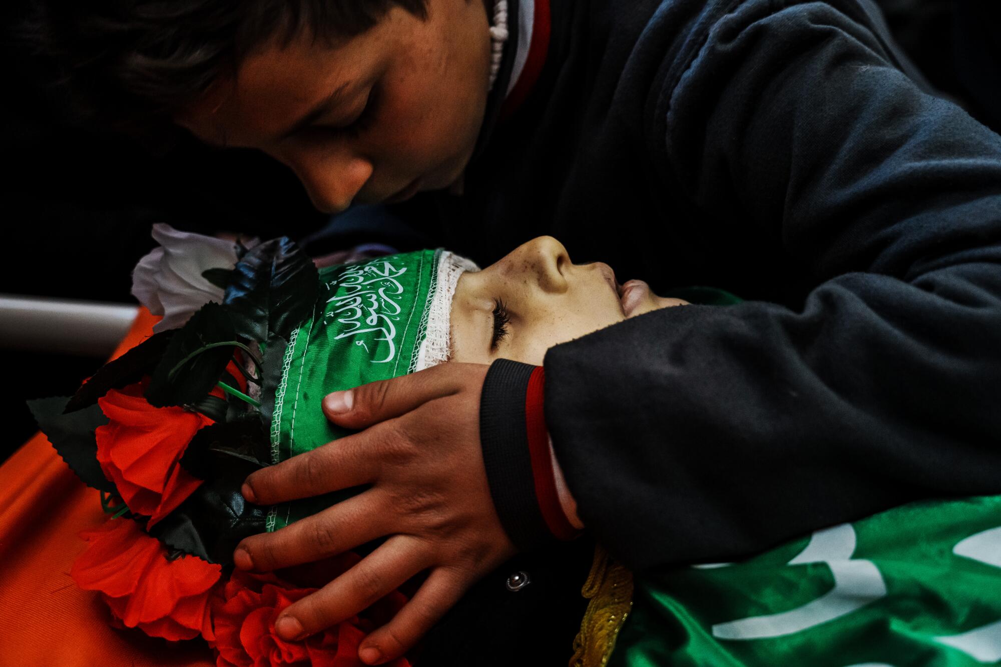 Un jeune garçon fait ses adieux à Amro Najjar, 10 ans, tué par les forces israéliennes lors d'une incursion la veille.