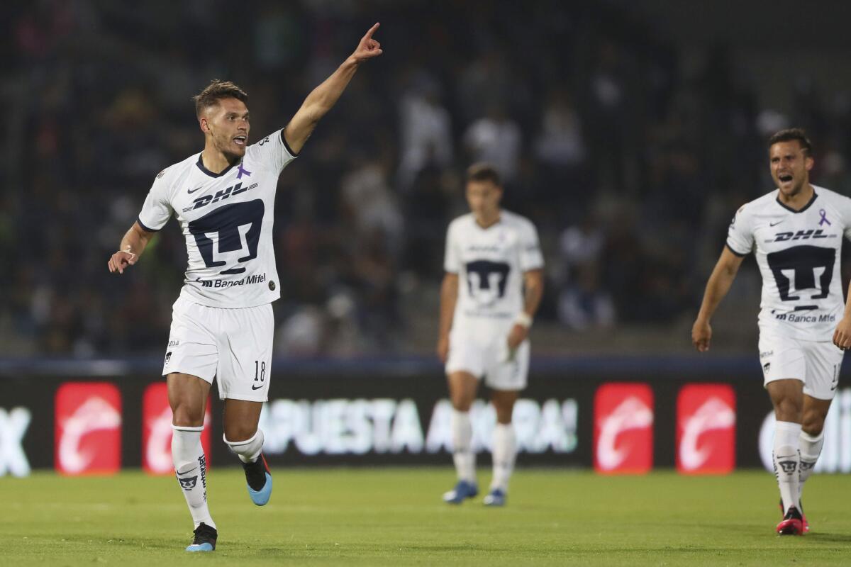 Nicolás Freire (izquierda) festeja tras anotar el primer gol de Pumas ante el América en el partido del torneo Clausura de México, el viernes 6 de marzo de 2020. (AP Foto/Fernando Llano)