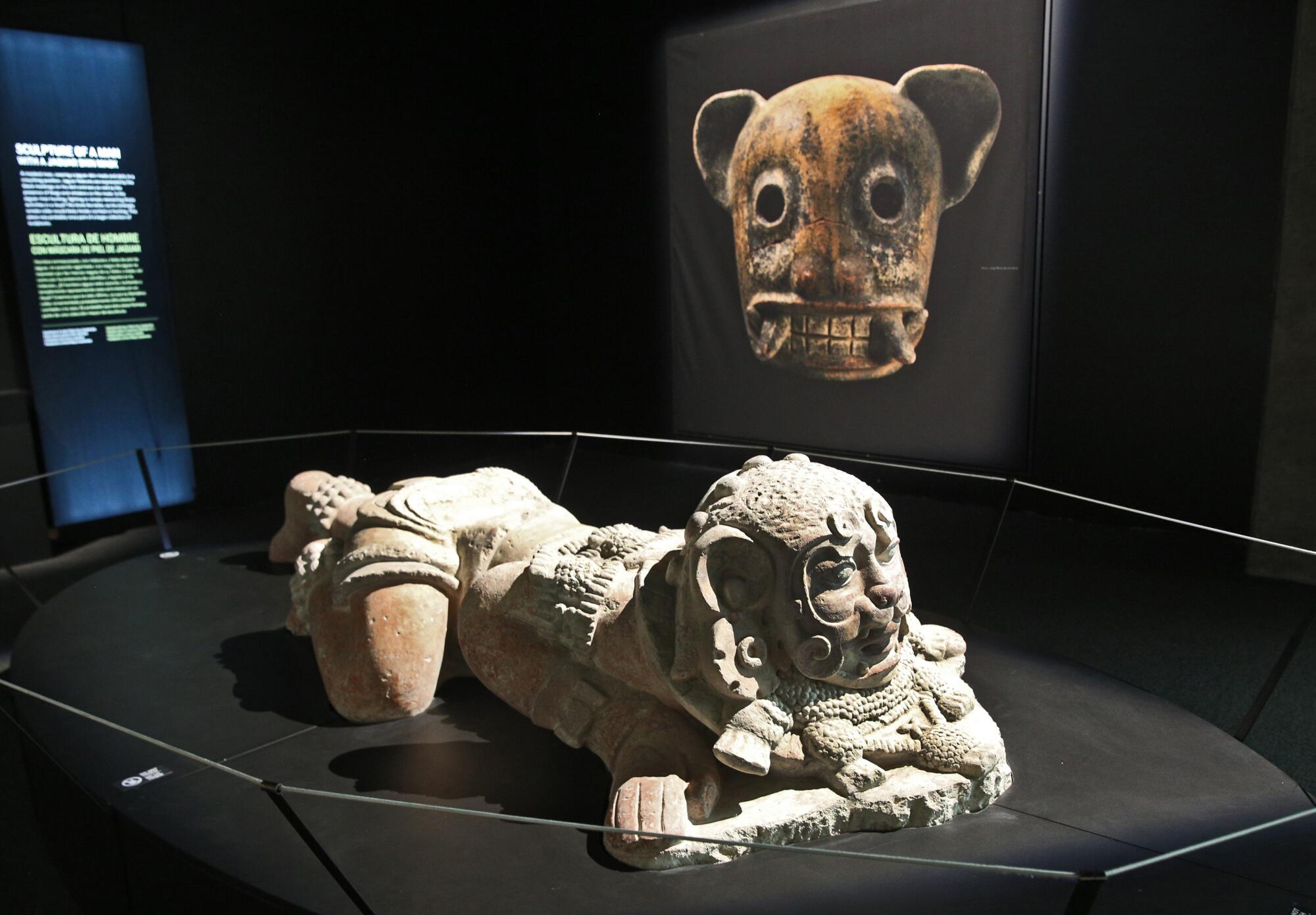 Esta escultura de estuco de nueve pies de largo, unica en su tipo,