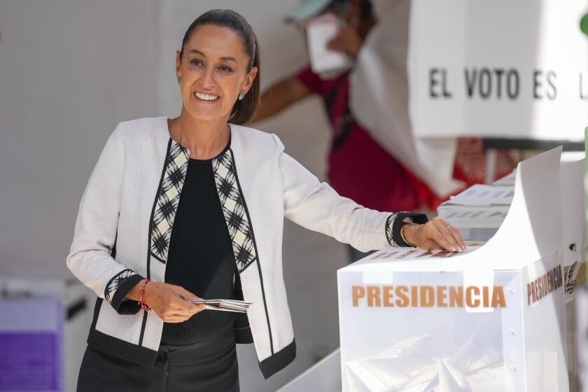 La candidata presidencial del partido gobernante, Claudia Sheinbaum, vota para presidente durante las elecciones generales en la Ciudad de México, el domingo 2 de junio de 2024.