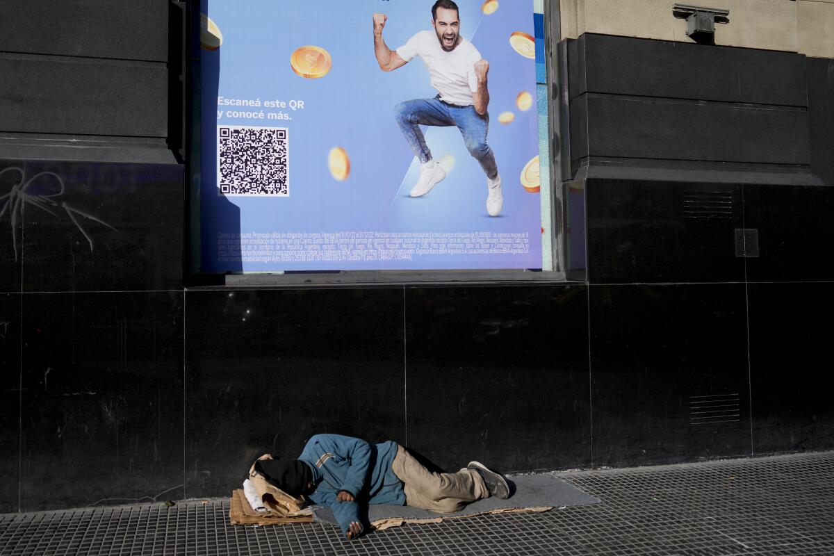 Un vagabundo duerme en una calle de la avenida Corrientes en Buenos Aires, Argentina