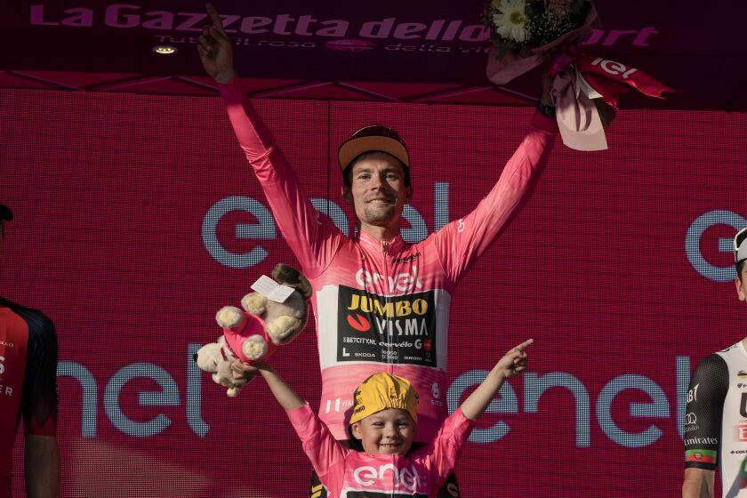 Primoz Roglic festeja en el podio tras ganar el Giro de Italia, el domingo 28 de mayo de 2023, en Roma. (AP Foto/Alessandra Tarantino)