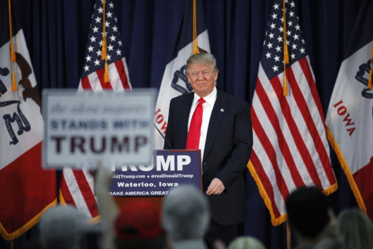 El aspirante presidencial republicano Donald Trump habla en un acto de campaña en Waerloo, Iowa, el lunes, 1 de febrero del 2016.