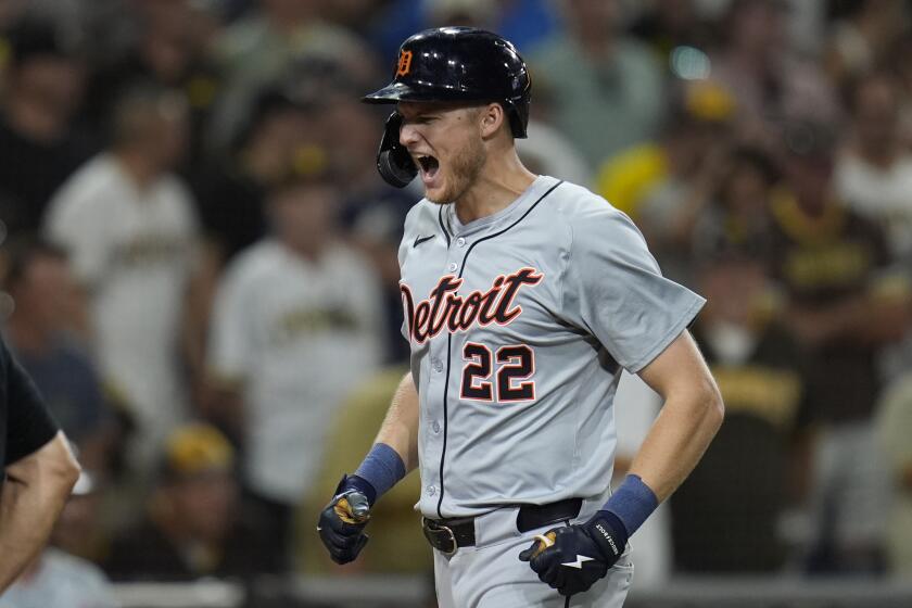 Parker Meadows, de los Tigres de Detroit, celebra después de conectar un grand slam durante la novena entrada contra los Padres de San Diego, el jueves 5 de septiembre de 2024, en San Diego. (AP Foto/Gregory Bull)