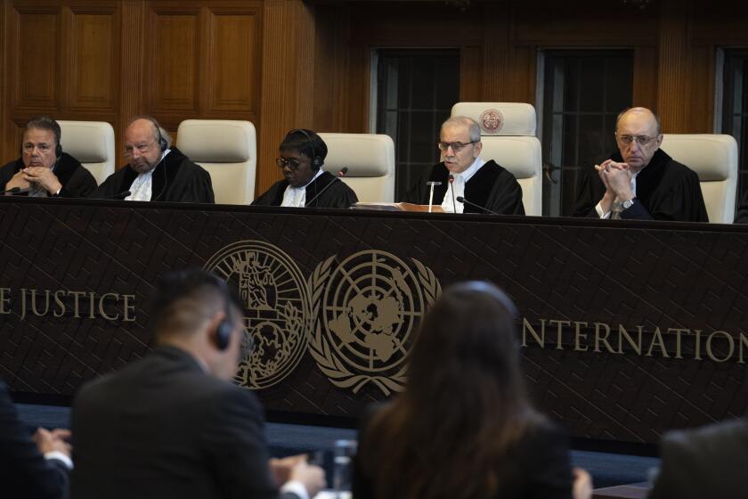 El juez Nawaf Salam (segundo por la derecha), preside una sesión de la Corte Internacional de Justicia en La Haya, Holanda, el 30 de abril de 2024, por un caso presentado por México contra Ecuador por la incursión en su embajada en Quito. (AP Foto/Peter Dejong)