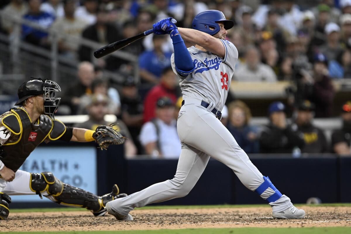 Michael Busch, de los Dodgers de Los Ángeles, pega un hit ante los Padres, en San Diego,