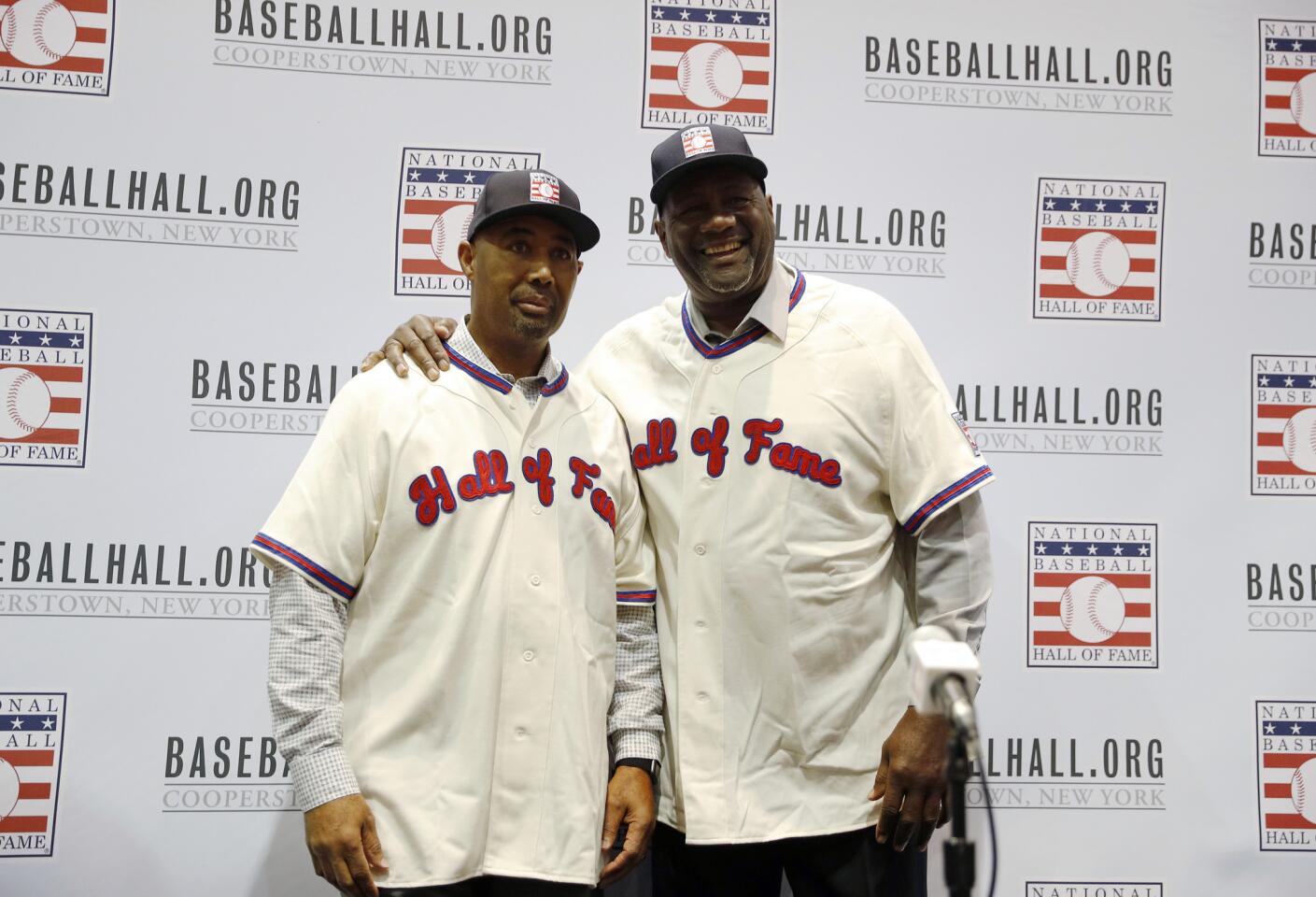 Lee Smith, right, and Harold Baines pose for photographers during a news conference announcng the Hall of Fame at the winter meetings in Las Vegas on Dec. 10, 2018.