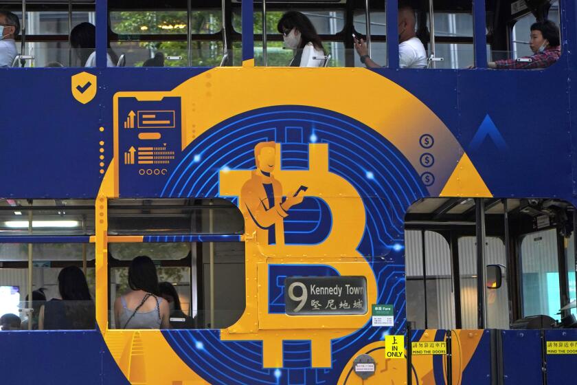 ARCHIVO - Anuncio de la criptomoneda Bitcoin en un tranvía, el 12 de mayo de 2021, en Hong Kong. (AP Foto/Kin Cheung, Archivo)