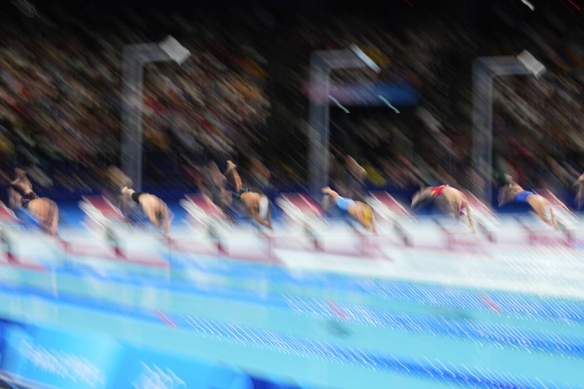 Los nadadores compiten en una eliminatoria de los 400 metros libre de los Juegos Olímpicos 